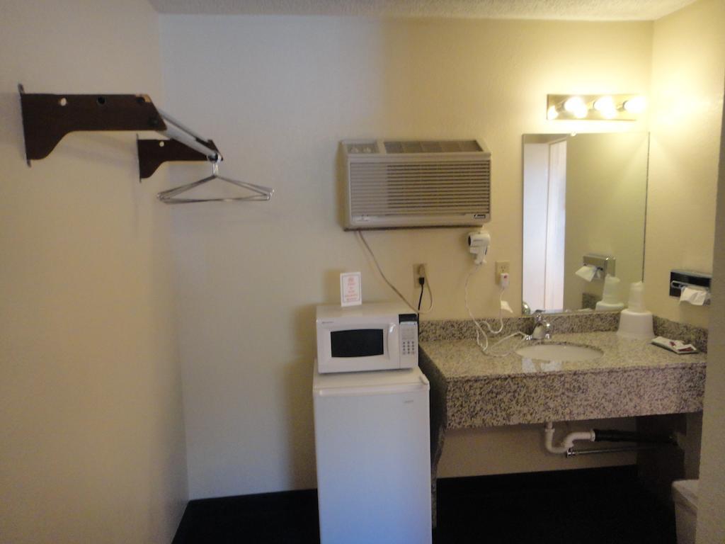 Econo Lodge Las Vegas Room photo